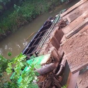 Caminhão cai em córrego na zona rural de Rondon do Pará